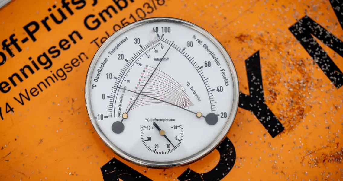 The climatic conditions were very demanding, with air temperatures below 8 °C and high humidity in the air and in the building components.