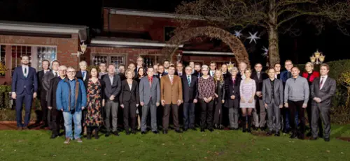 Traditional group picture of this year's long-service awardees at MC in the front garden of Gasthof Berger in Bottrop-Feldhausen.