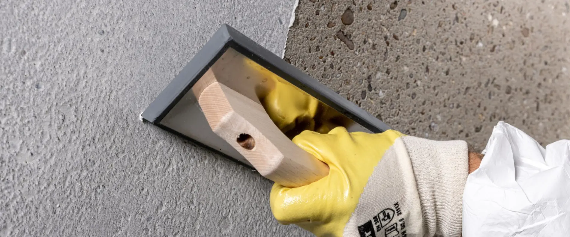 The fine filler Nafufill EF is applied as pore and cavity levelling mortar using a hard rubber grating board.