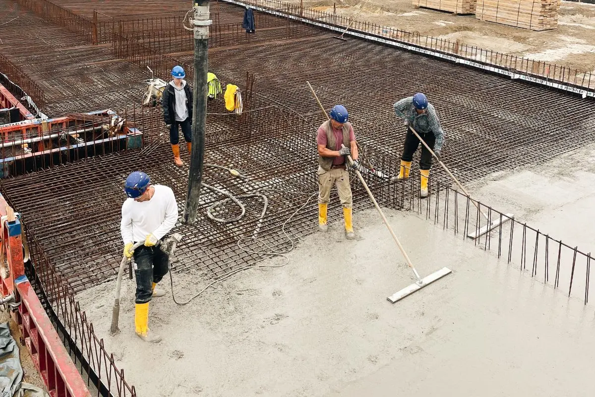 The buildings are erected on a reinforced concrete base made of geopolymer concrete. 
