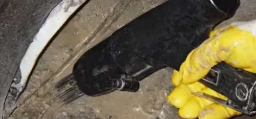 The substrate preparation is decisive for the success of liner bonding: execution of the bonding grooves and roughening of the shaft bottom with a needle gun. 