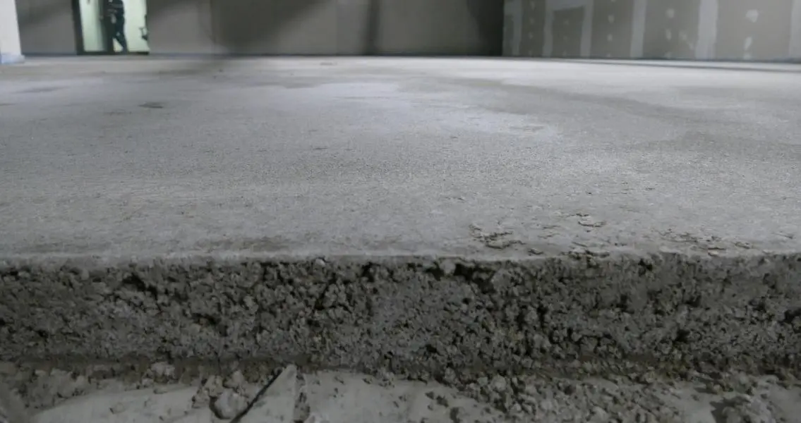 View of the freshly laid screed in the building shell. 