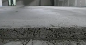 View of the freshly laid screed in the building shell. 