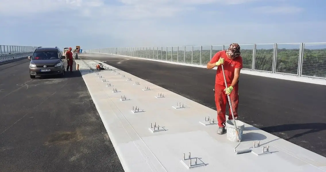The bridge caps, cycle paths and the pedestrian walkway were coated with the fast-curing high-performance coating MC-DUR TopSpeed.