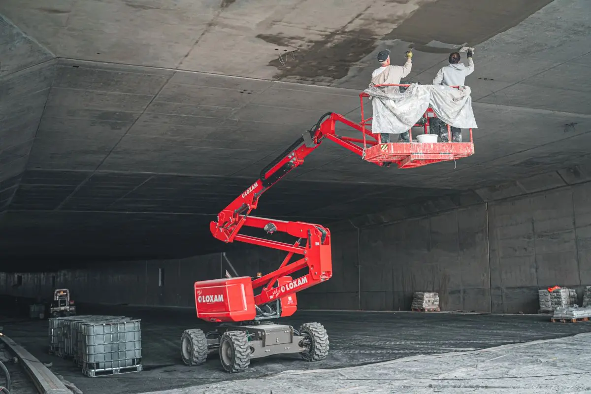 The fine mortar Nafufill R3 FM is applied manually with a steel trowel for levelling.