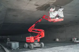 The fine mortar Nafufill R3 FM is applied manually with a steel trowel for levelling.